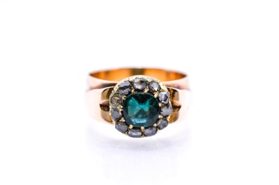 Starožitný zlatý prsten s routami a smaragdem, vel. 57