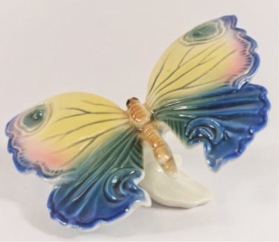 Porcelánová soška - žlutomodrý motýl