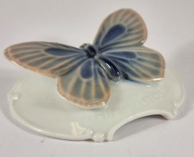 Porcelánová soška - modrý motýlek