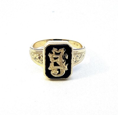 Zlatý pánský prsten s onyxem a monogramem, vel. 62