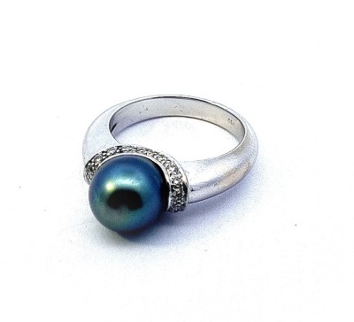 Prsten z bílého zlata s diamanty a černou perlou, vel. 54