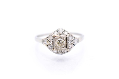 Starožitný zlatý prsten z bílého zlata s diamanty, vel. 53