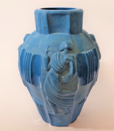 Modrá váza s figurálním motivem