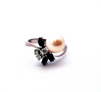 Prsten z bílého zlata se safíry, diamanty a perlou, vel. 54
