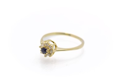 Zlatý prsten se zirkony a modrým kamenem - safír, vel. 55