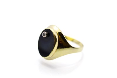 Pánský zlatý prsten s onyxem a se zirkonem, vel. 68