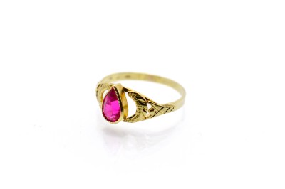 Zlatý prsten s rubínem, vel. 58