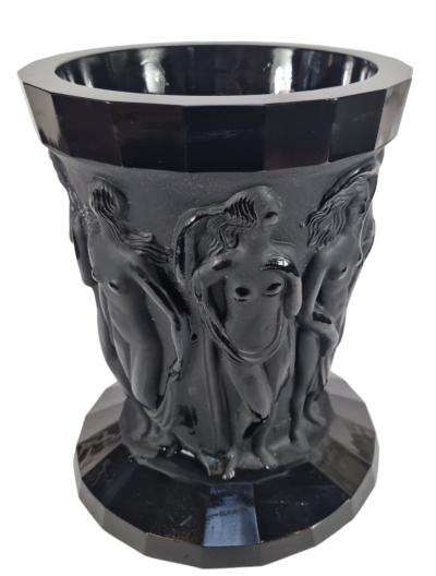 Černá váza s figurativním námětem