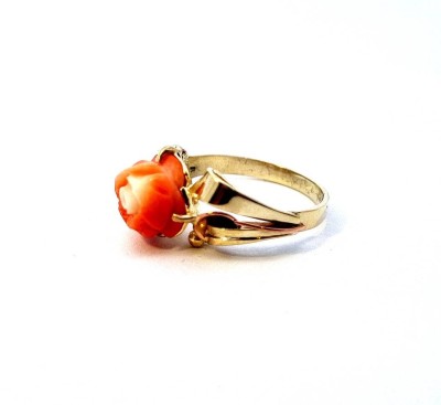 Zlatý prsten s korálem, květ růže, vel. 52