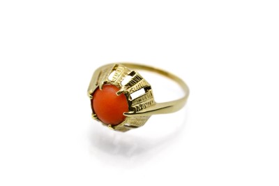 Starožitný zlatý prsten s korálem, vel. 55