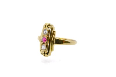 Zlatý prsten s leukosafíry a rubínkem, vel. 54