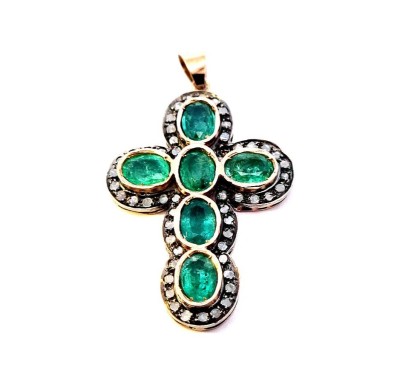 Smaragdový kříž s diamanty