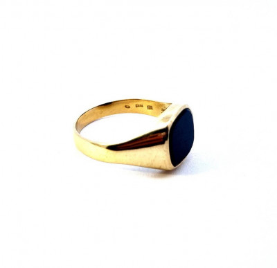 Zlatý prsten s onyxem, vel. 69