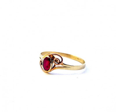 Zlatý prsten s rubínem, vel. 60