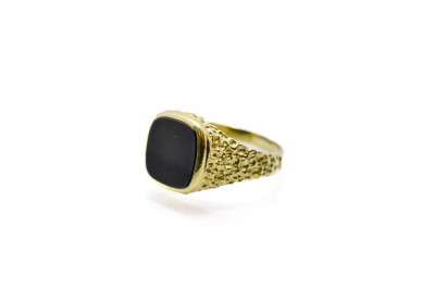 Zlatý prsten s onyxem, vel. 60