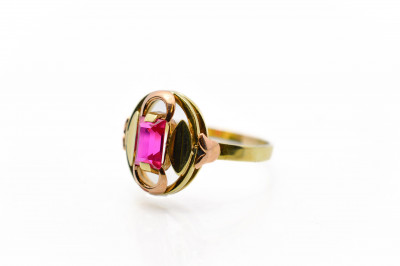Zlatý prsten s růžovým kamenem. Vel. 55