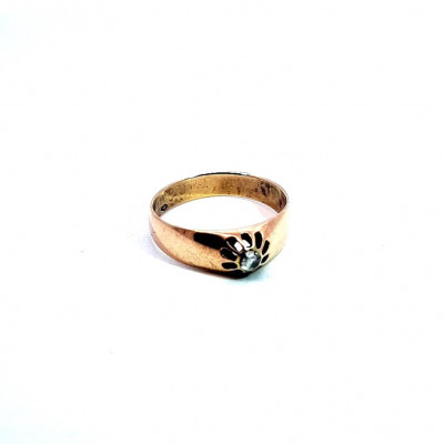 Zlatý prsten s širší obroučkou a vsazenou routou, vel. 56