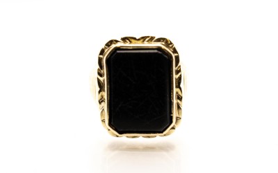 Zlatý prsten s onyxem, vel. 51