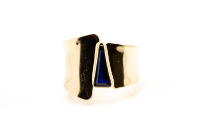 Zlatý prsten s tmavě modrým kamenem, vel. 56