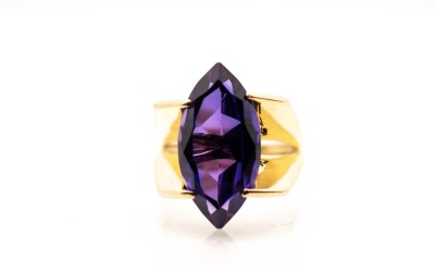 Zlatý prsten s fialovým kamenem, vel. 55