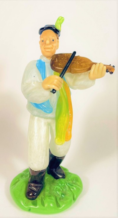 Skleněná soška mladého houslisty