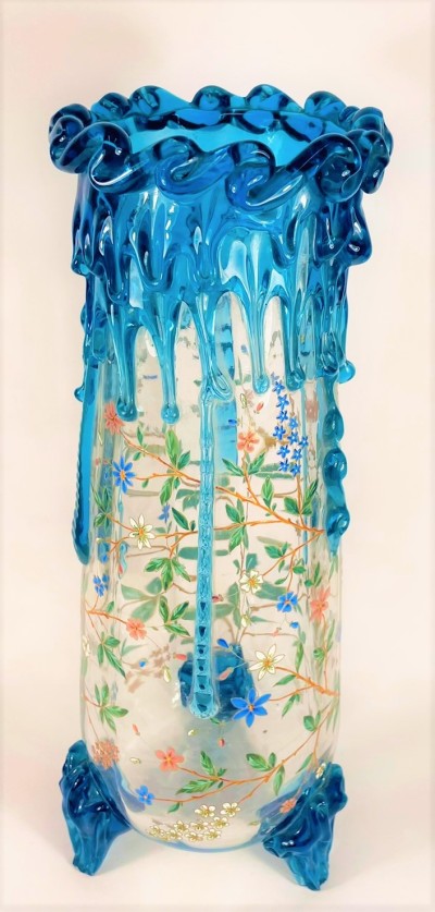 Skleněná váza s florálním motivem