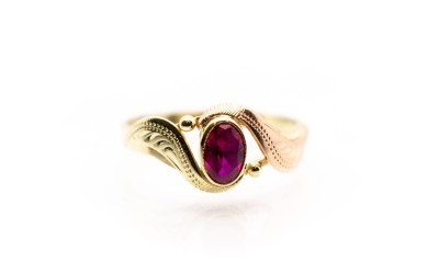 Zlatý prsten s červeným kamínkem vel. 54