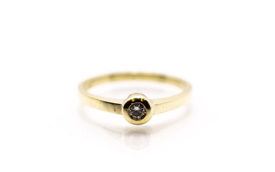 Zlatý prsten s briliantem vel. 52