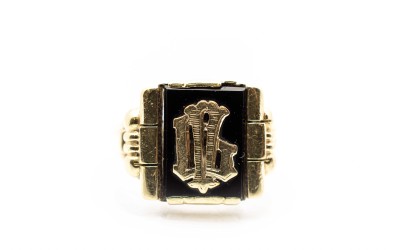 Zlatý prsten s monogramem VL, onyx, vel. 60