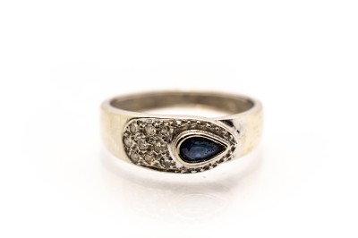 Zlatý prsten s diamanty a safírem, vel. 56