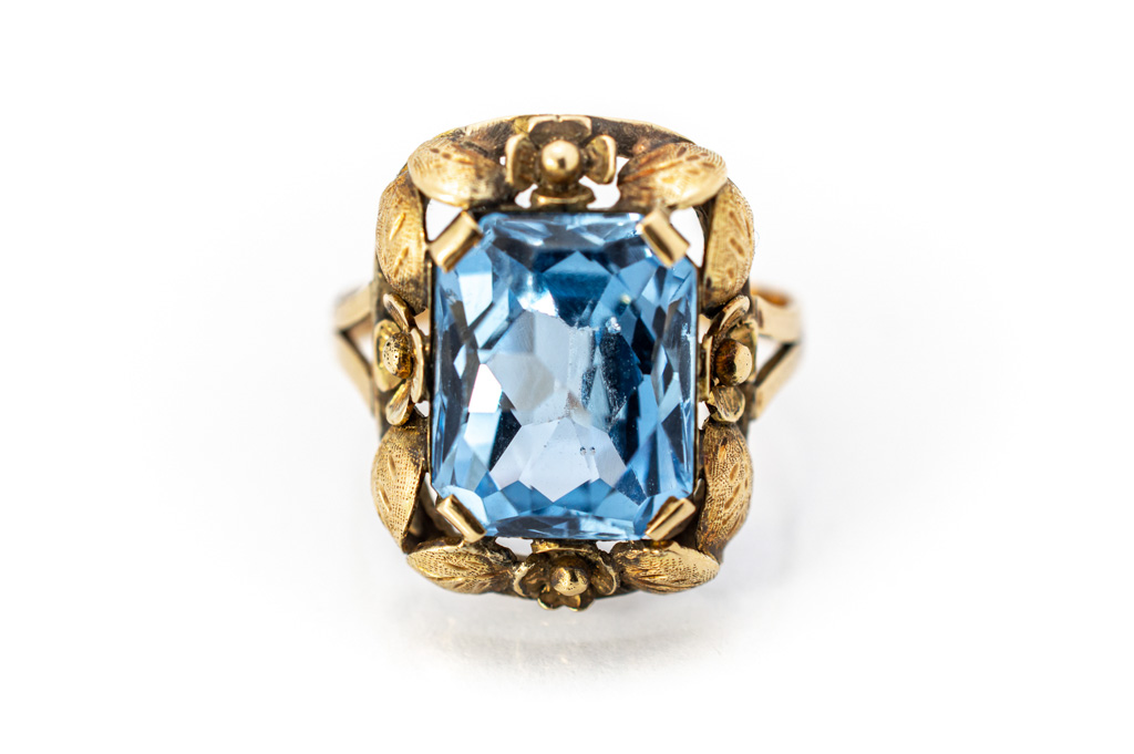 Prsten ze žlutého zlata s modrým kamenem