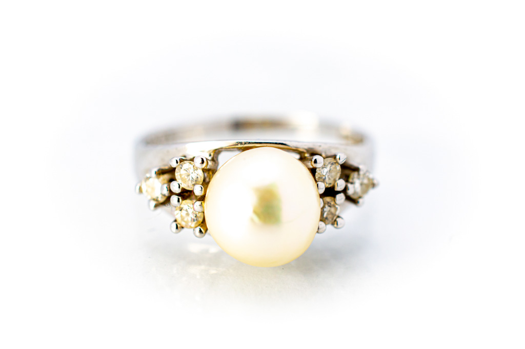 Prsten s brilianty a perlou
