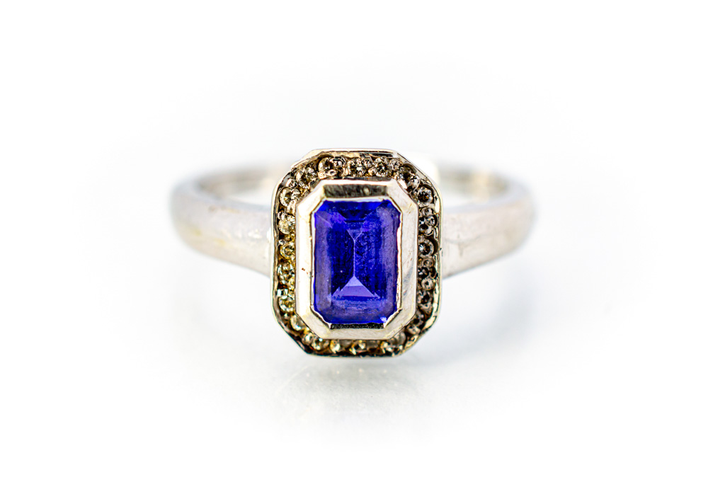 Prsten s diamanty a fialovým kamen