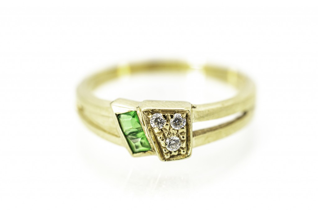 Prsten se zelenými kameny vel. 52