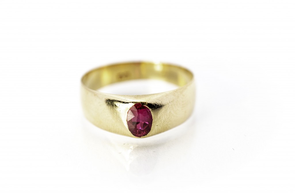 Zlatý prsten s červeným kamenem, vel. 56