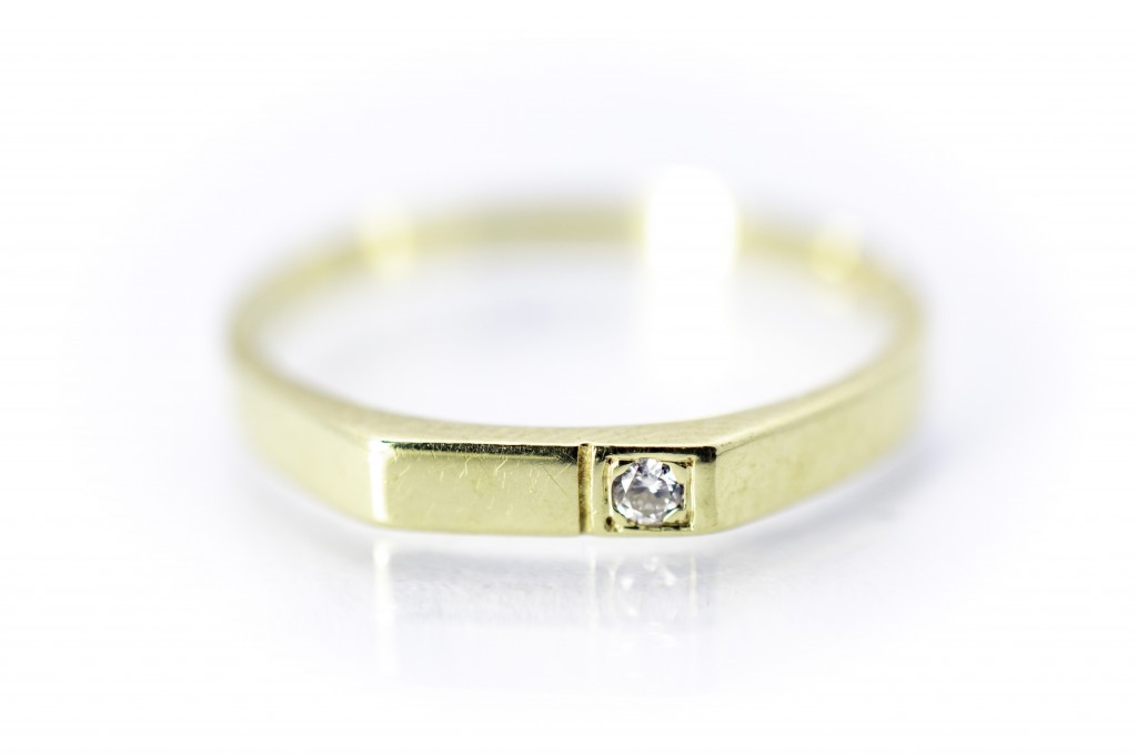 Zlatý prsten s briliantem, v el. 53