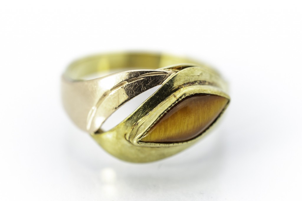 Zlatý prsten s tygřím očkem
