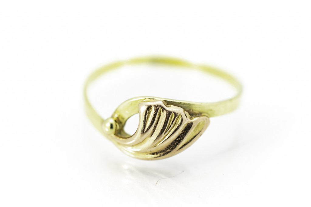 Zlatý prsten s listem
