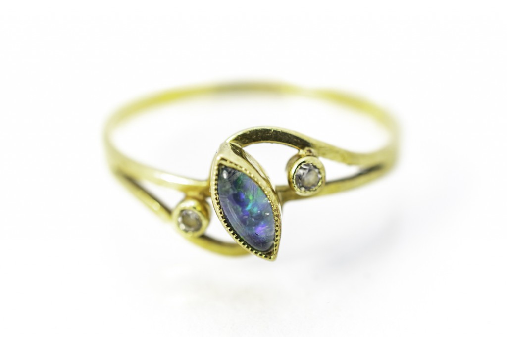 Zlatý prsten s modrým kamínkem