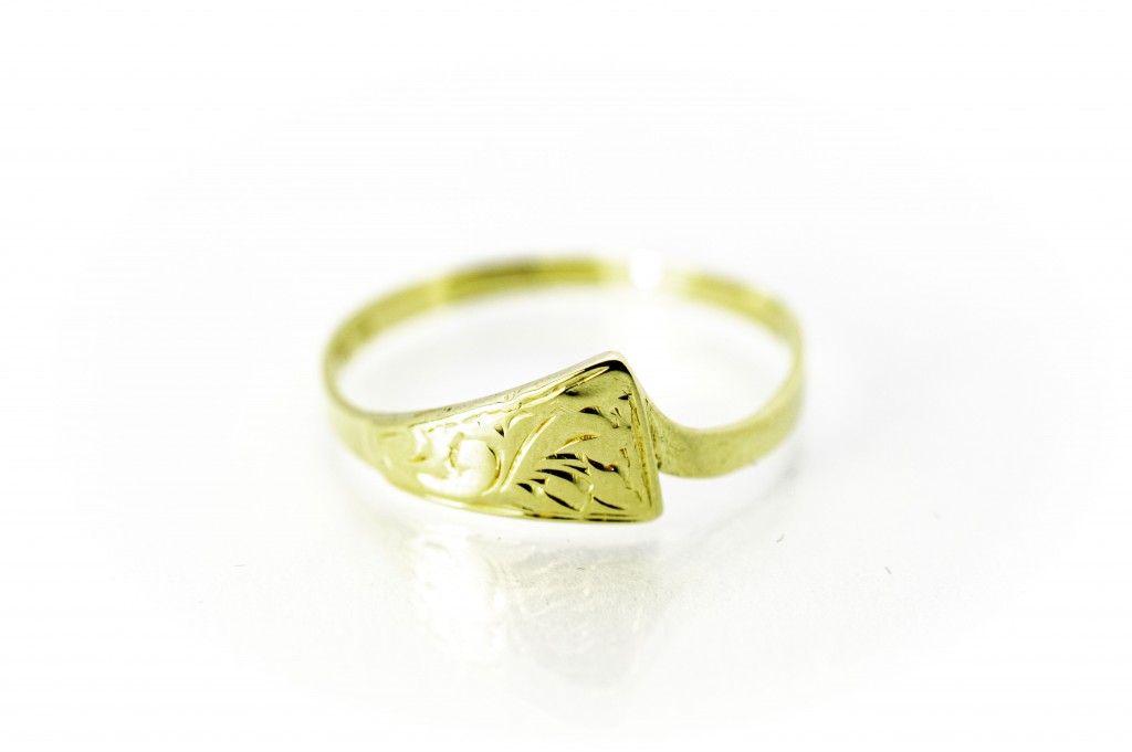 Zlatý prsten s listem, vel. 61