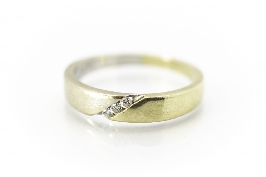 Zlatý prsten s diamanty vel. 56