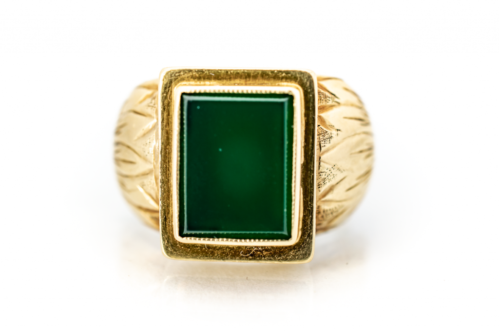 Zlatý prsten se zeleným kamen