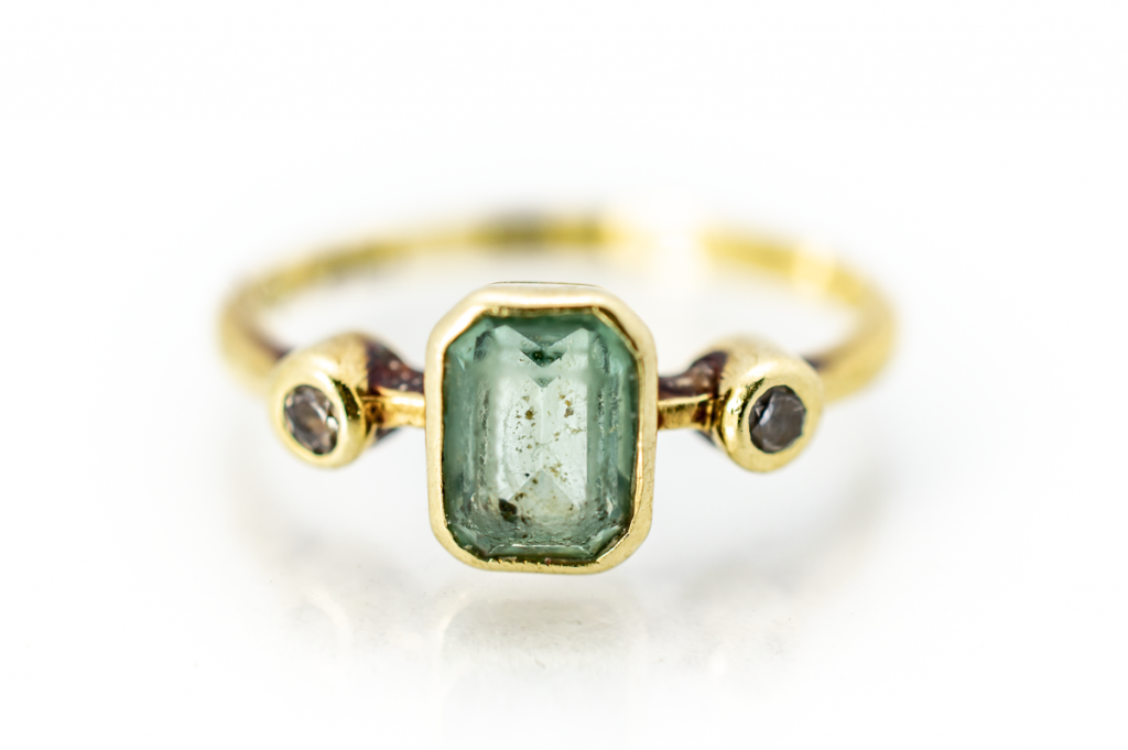 Prsten se zeleným kamenem