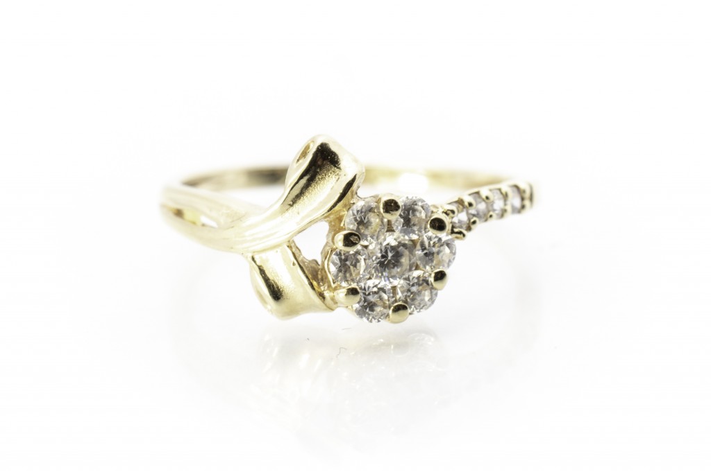 Zlatý prsten s blýskavými kamínky, vel. 57