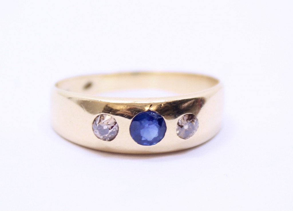 Zlatý prsten s modrým safírem a brilianty, vel. 57