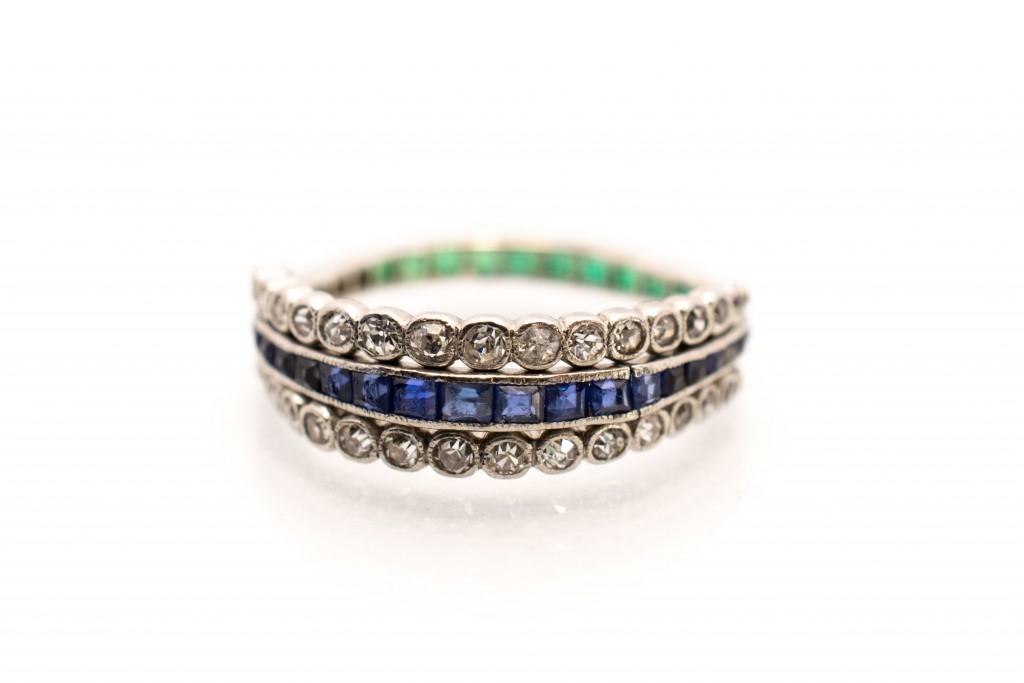 Překlápěcí, oboustranný prsten z platiny s diamanty, safíry a smaragdy, vel. 54