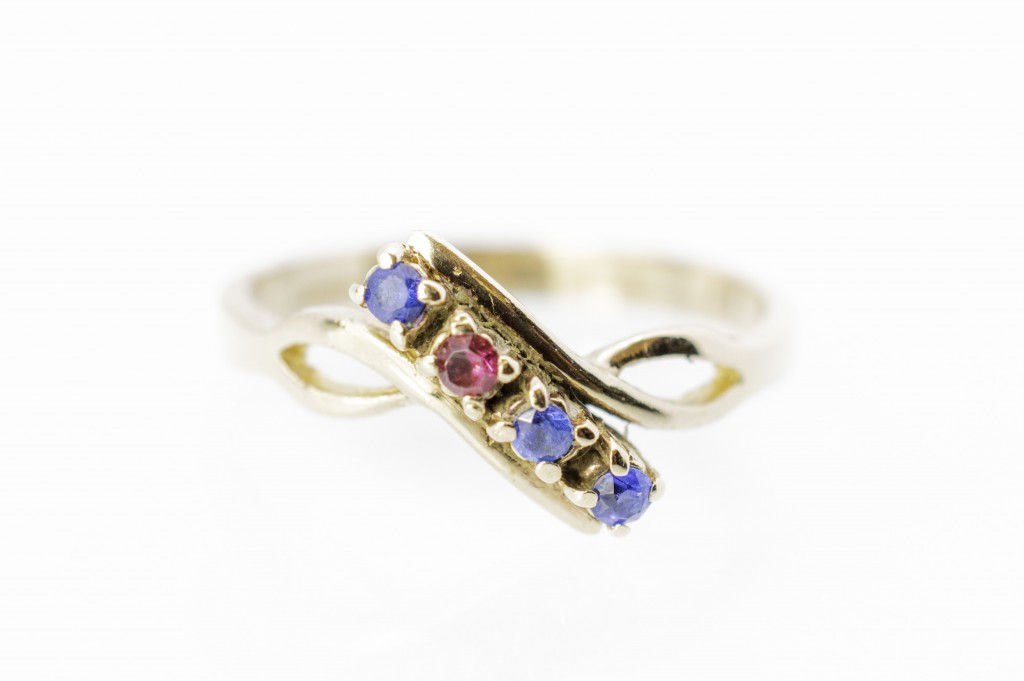Zlatý prsten s barevnými kamínky, vel.56