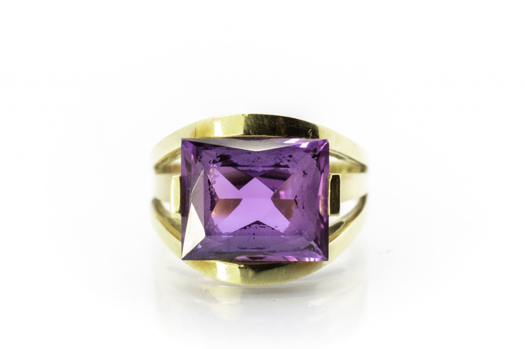 Zlatý prsten s fialovým kamenem, vel. 56