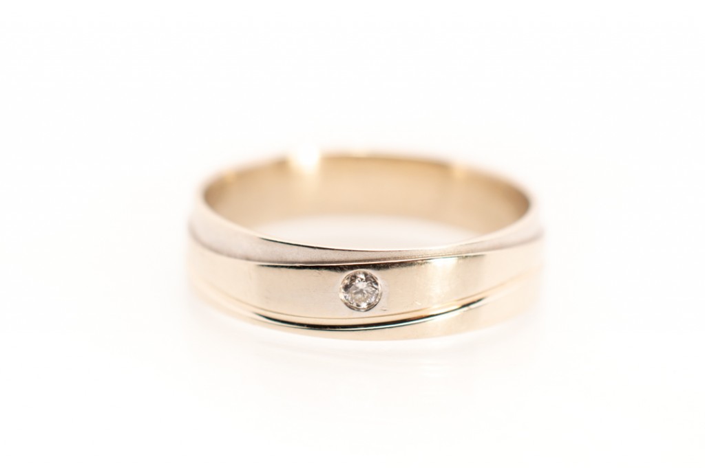 Zlatý prsten s diamantem, 0,04 ct, vel. 56
